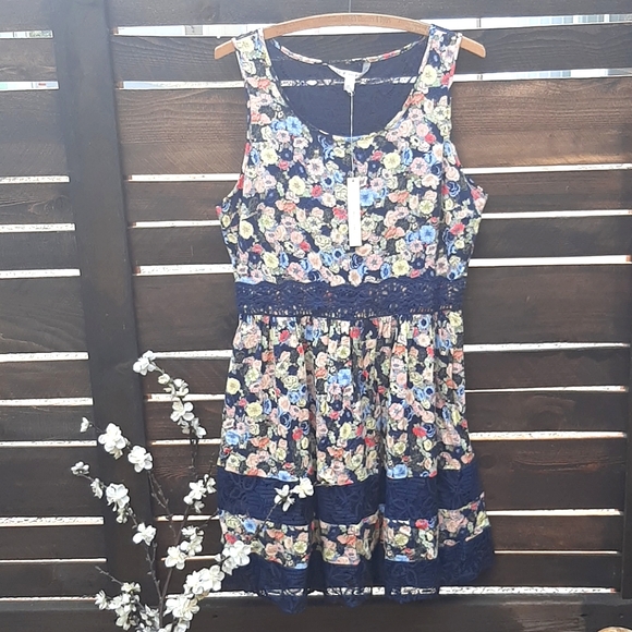 NWT Lauren Conrad ‘Garden Party’ Lace Tiered Dress - Picture 3 of 8